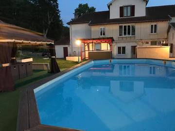 Cottage pour 13 personnes, avec balcon ainsi que vue et piscine, adapté aux familles à Mirecourt