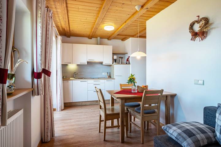 Entire apartment, Holiday Apartment 'Mongaduierhof Apt Tschafon' with Mountain View, Shared Garden & Wi-Fi in Völs am Schlern, Dolomiti Superski