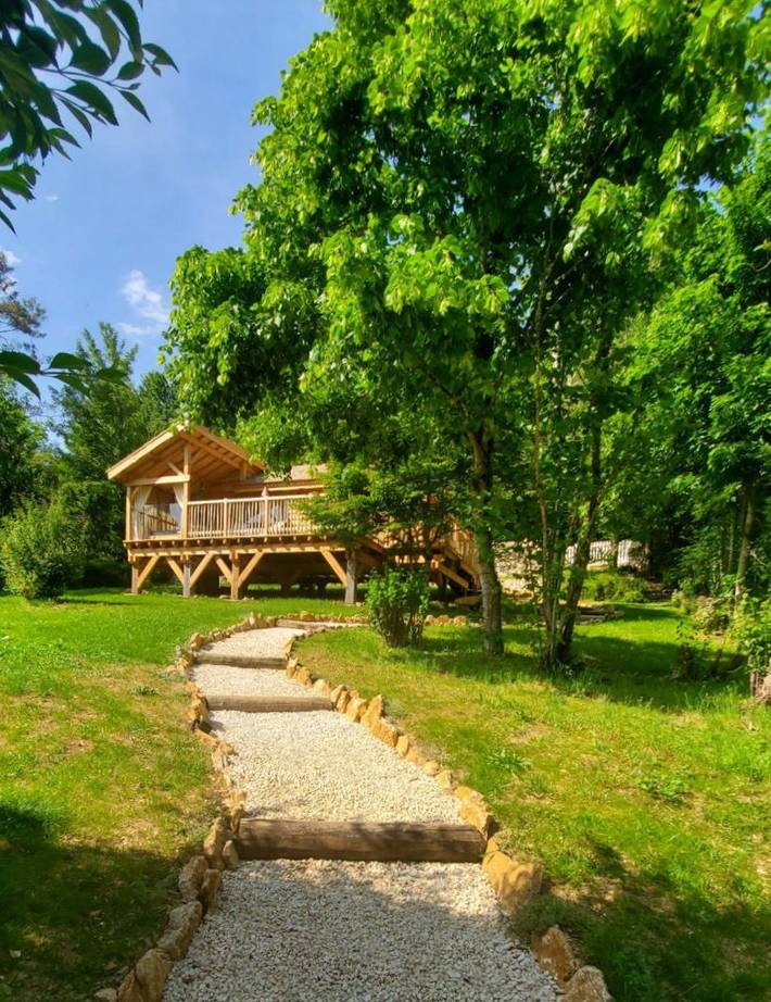 Gîte pour 2 personnes, avec terrasse ainsi que jacuzzi et jardin