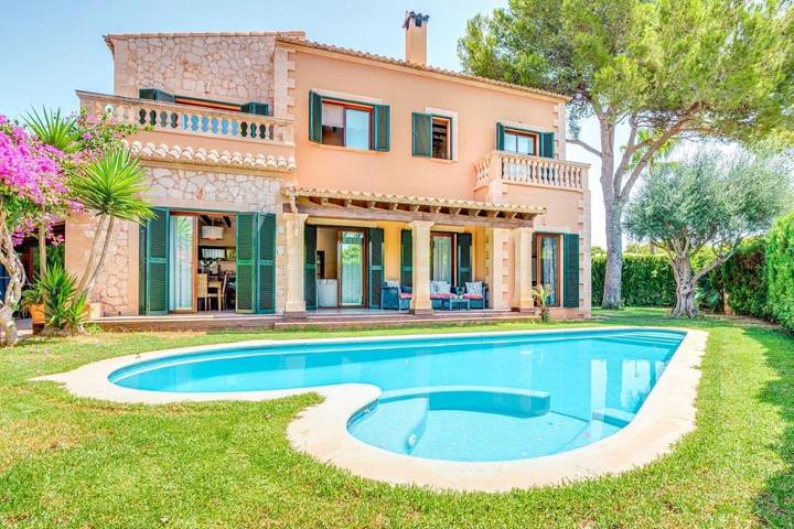 Ferienhaus für 8 Personen, mit Balkon und Terrasse sowie Garten und Pool in Maioris Decima