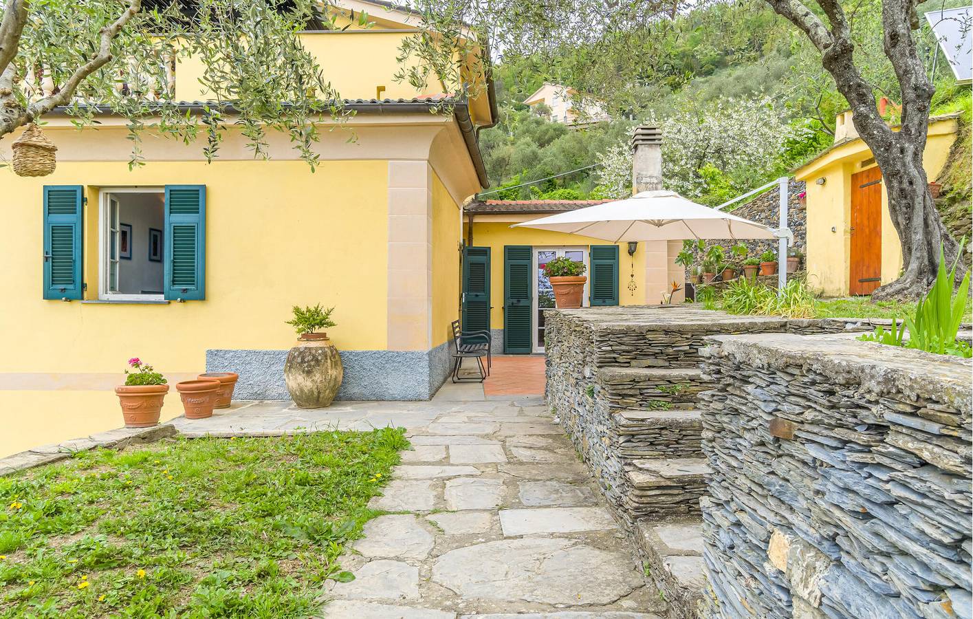 Ganze Ferienwohnung, Appartement mit Meerblick, Parkplatz, Gefrierschrank und Terrasse in Cogorno, Riviera di Levante