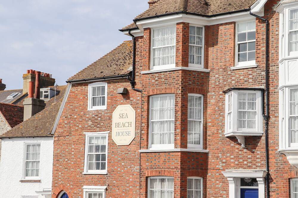 Sea Beach Cottage, pet friendly, with a garden in Eastbourne in Eastbourne, East Sussex