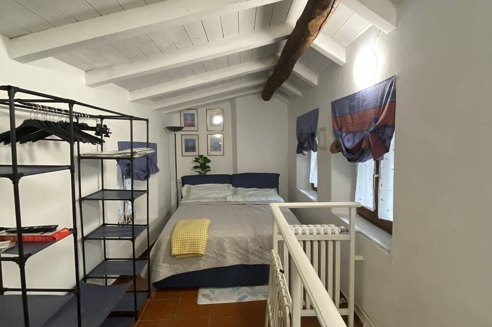 Detached apartment with small terrace in the center 2 minutes from the lake in Intra (Verbania), Comune di Verbania