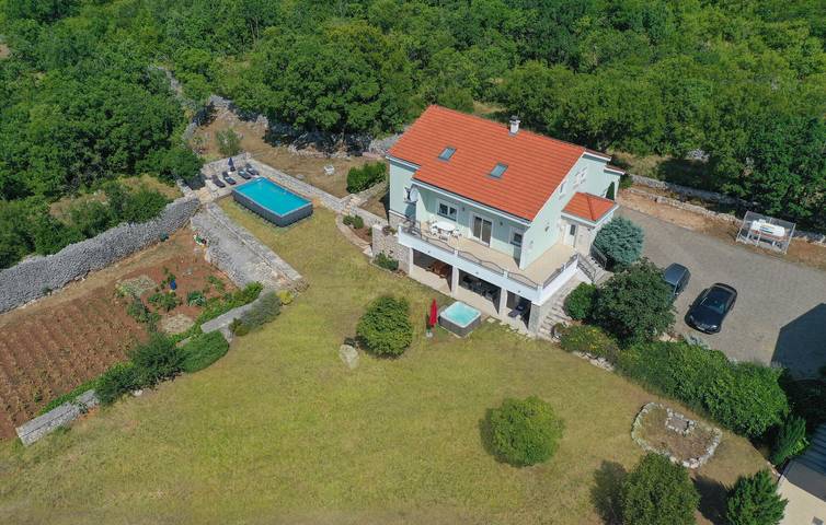 Geräumige 310 m² große Wohnung mit Pool, Terrasse und kostenlosen Parkplätzen in Svib, Makarska Riviera
