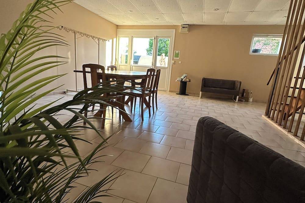 Gîte + Party room + Bedroom with private shower & toilet in Auménancourt, Marne