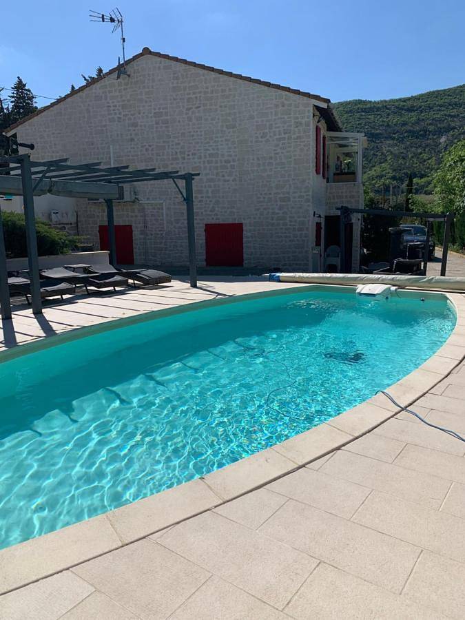 Location de vacances pour 5 personnes, avec terrasse et piscine à Roche-Saint-Secret-Béconne - 3