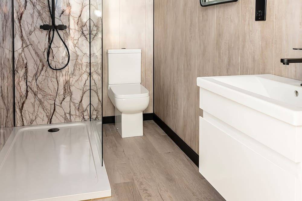 Lovebird Lodge, pet friendly, with hot tub in Yarm in Yarm, Stockton-on-Tees