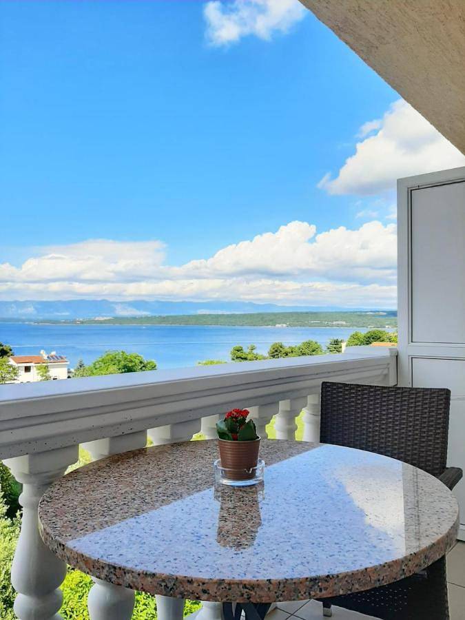Maison d’hôte pour 2 personnes, avec vue ainsi que jardin et terrasse dans Krk