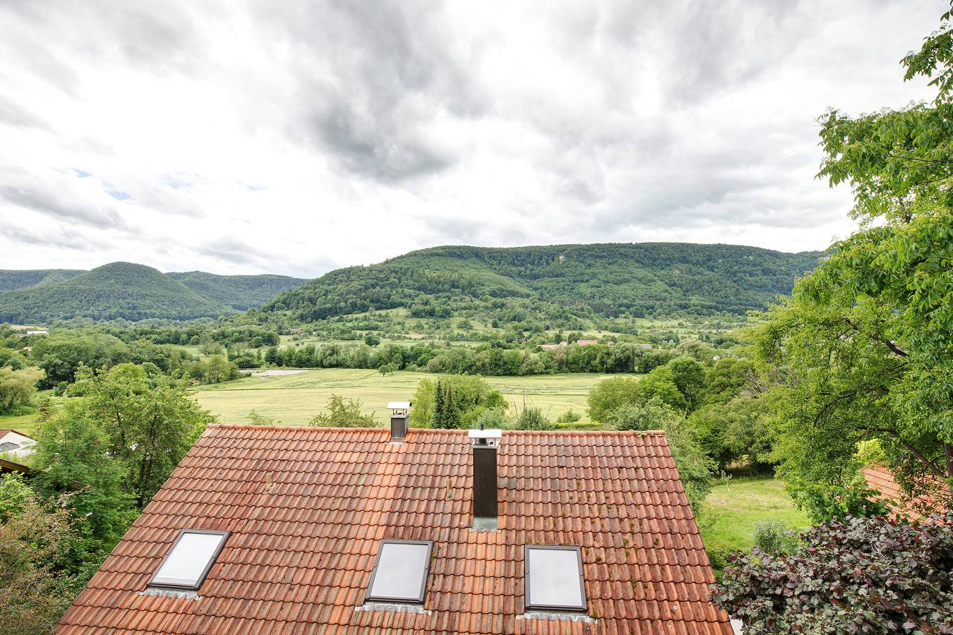 Ganze Wohnung, Ferienwohnung 'Sonnenschein' mit Gemeinschaftsgarten, Balkon und Wi-Fi in Bad Urach, Albsteig Etappe 9