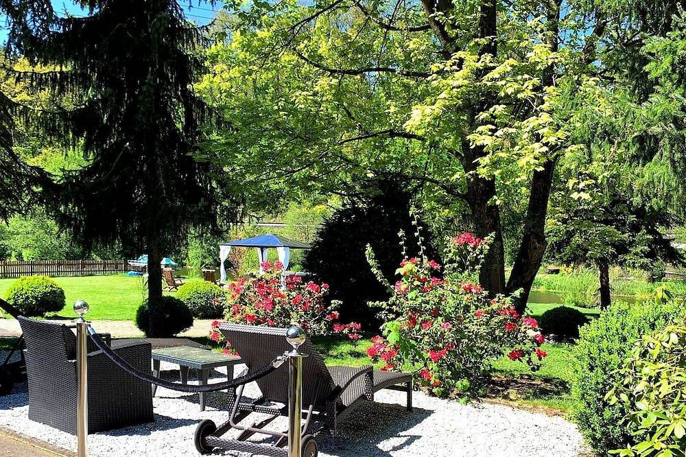 Ganze Wohnung, Ferienwohnung im Eg mit großem Garten und Zugang zur Waldnaab in Neustadt an der Waldnaab, Naturpark Nördlicher Oberpfälzer Wald