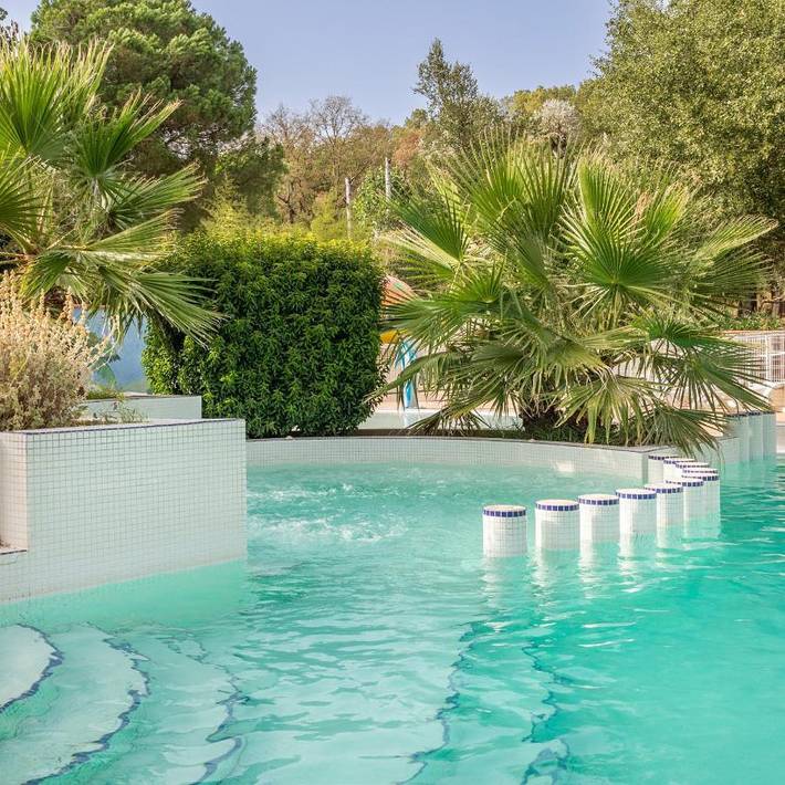Location de vacances pour 4 personnes, avec Jacuzzi ainsi que Terrasse et Piscine à Boisset-et-Gaujac