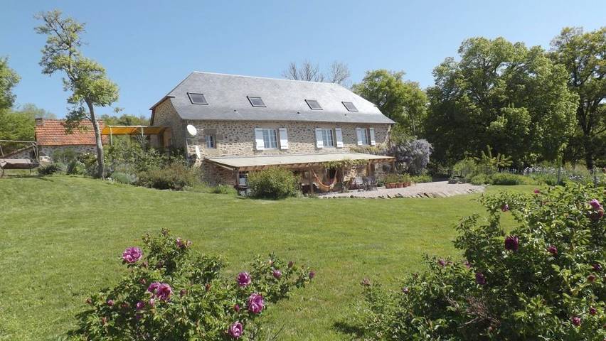 Location de vacances pour 2 personnes, avec Terrasse ainsi que Jardin et Vue à Le Bouyssou
