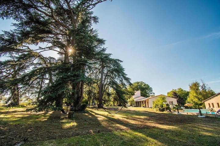 Location de vacances pour 2 personnes, avec vue ainsi que piscine et jardin à Saussens