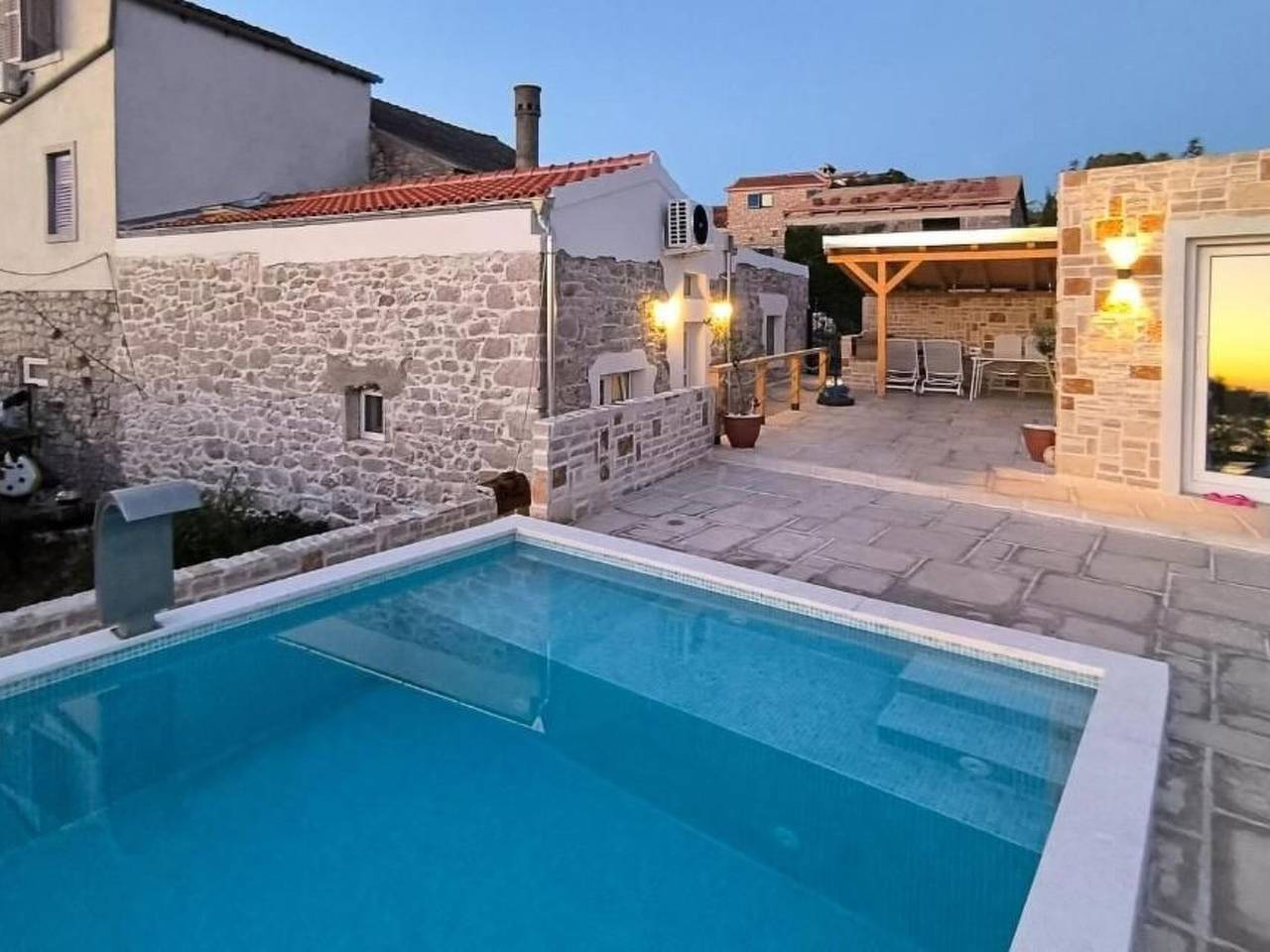 "Haus 51" direkt am Strand in Ugrinici, Tkon