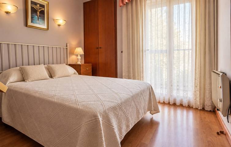 Appartement de vacances entier, Appartement de luxe avec WiFi, parking, climatisation, terrasse, piscine et plage à 2 km in Els Pins Blanes, Blanes