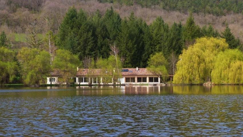 Location de vacances pour 7 personnes, avec vue sur le lac et jardin à Barbazan