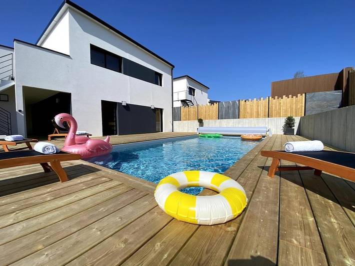 Villa pour 10 personnes, avec jardin et vue ainsi que terrasse et piscine à Carantec
