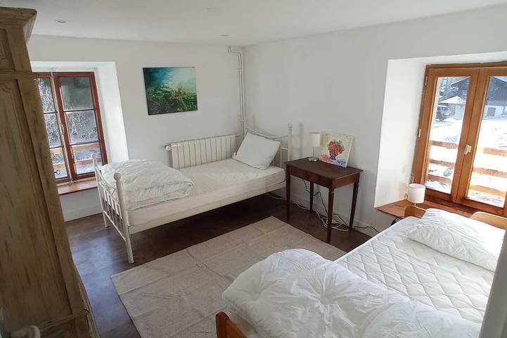 Authentic stone and larch chalet, 350 m from the gondola, sleeps 8–9, 90 m² in Vallorcine, Region Bonneville