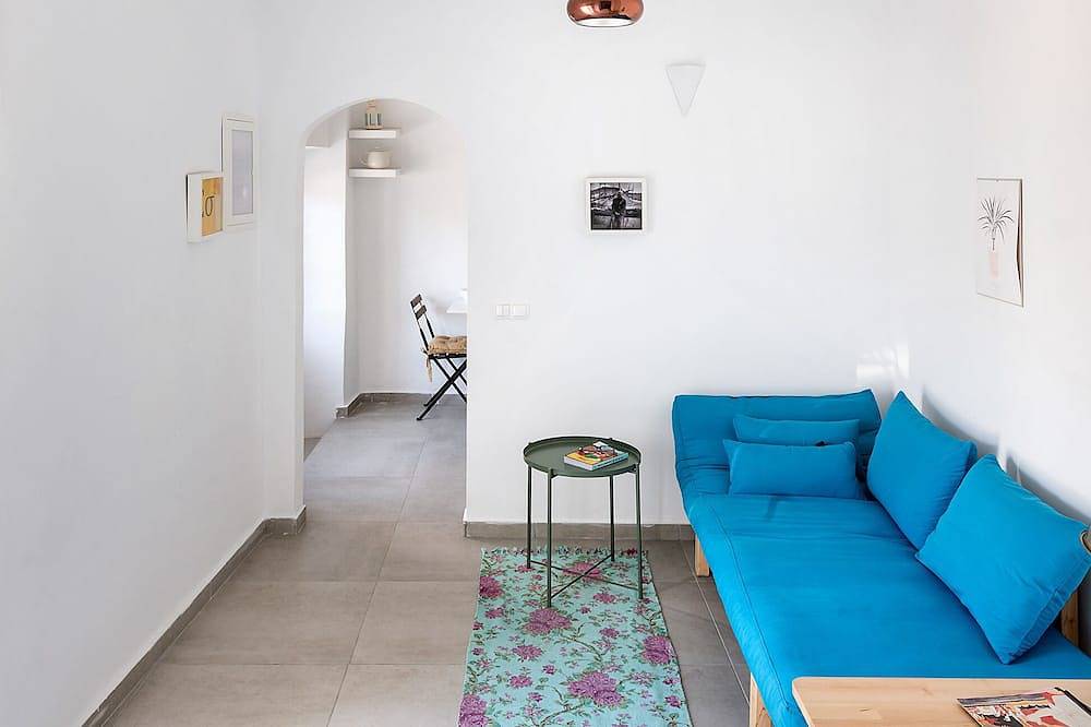 Ground floor of renovated townhouse with large veranda in Poros Stadt, Poros