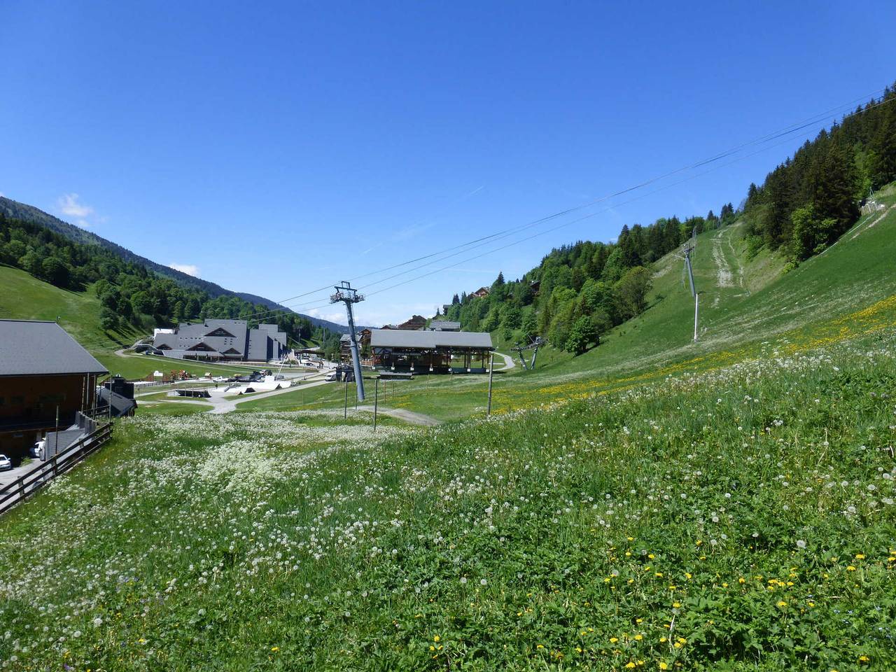 Ganze Wohnung, Charmantes 4-Zimmer-Duplex, 7 Pers, Méribel, direkt an der Piste, Balkon, Garage, Wifi in Méribel, Les Allues