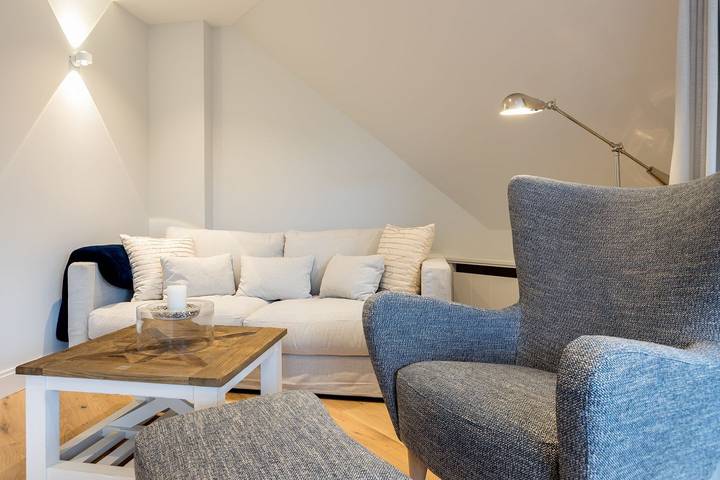 Ganze Wohnung, 2-Raum Appartement im Og- & Dg mit ca. 75m² Nutzfläche, Balkon und Stellplatz in Munkmarsch, Sylt (Gemeinde)