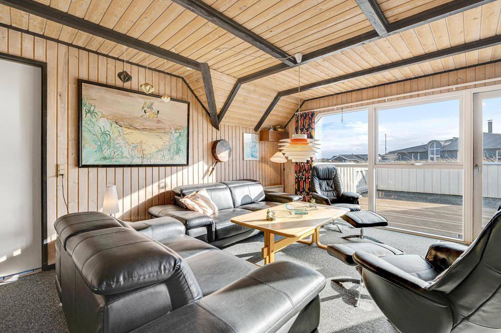 Stråtækt sommerhus beliggende 100 meter fra stranden in Bjerregård, Holmsland Klit