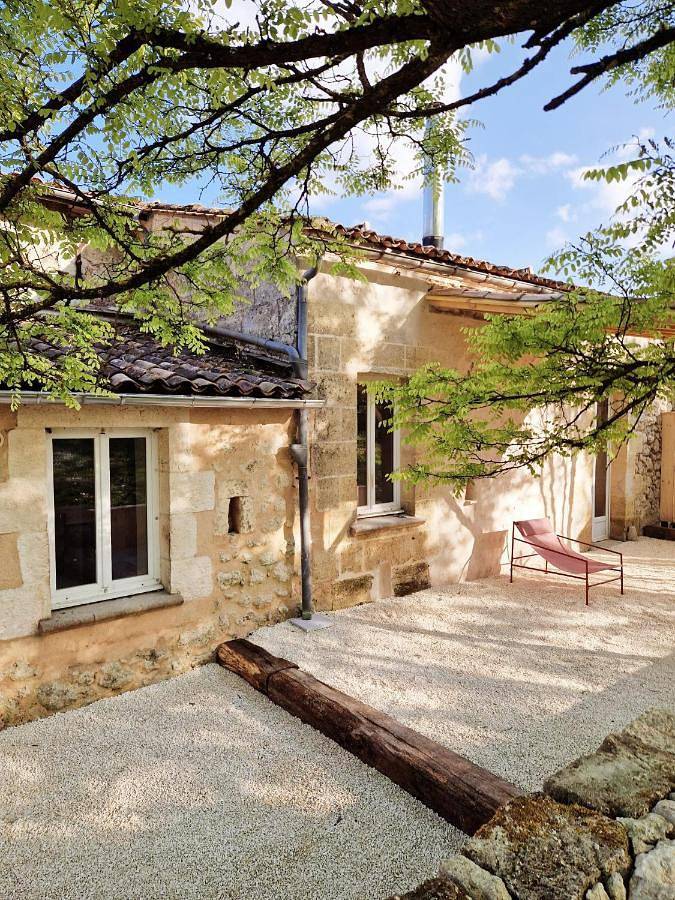 Gîte pour 3 personnes, avec jardin ainsi que piscine et vue à Saint-Romain-la-Virvée