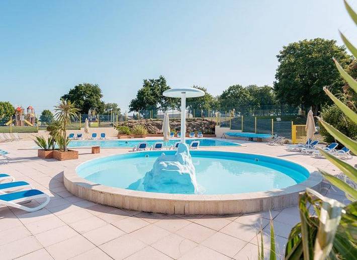 Location de vacances pour 10 personnes, avec bassin pour enfant et piscine ainsi que jacuzzi et terrasse à Taden - 3