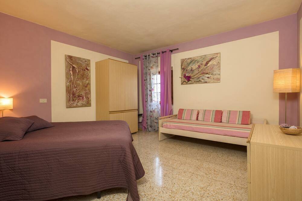 Apartamento entero, Apartamento Ivy con piscina y jardín en común y puntos de vista de San Gimignano in San Gimignano, Provincia de Siena