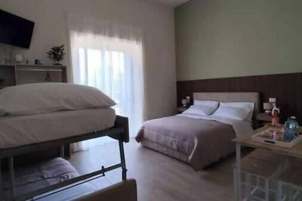 B&B Chapeau: Quadruple Room with Balcony in Casagiove, Caserta Province