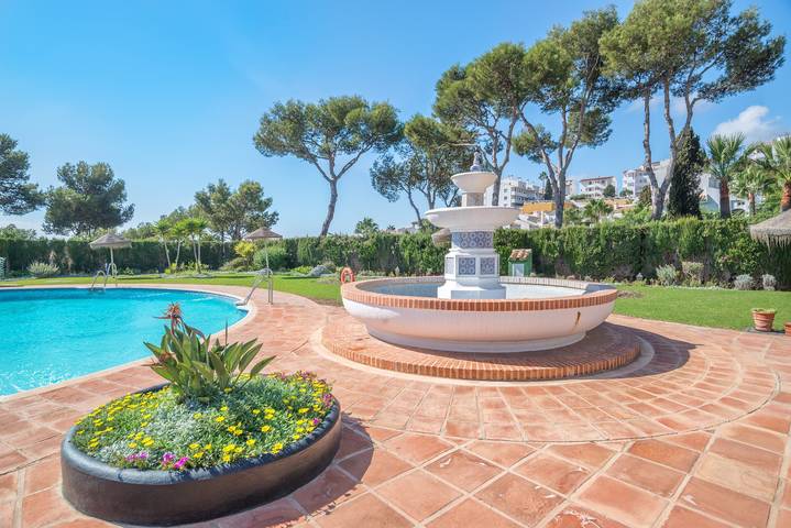 Apartamento entero, Apartamento 'Miraflores' con vistas al mar, piscina exterior, jardín, aire acondicionado y Wi-Fi in La Cala de Mijas, Mijas