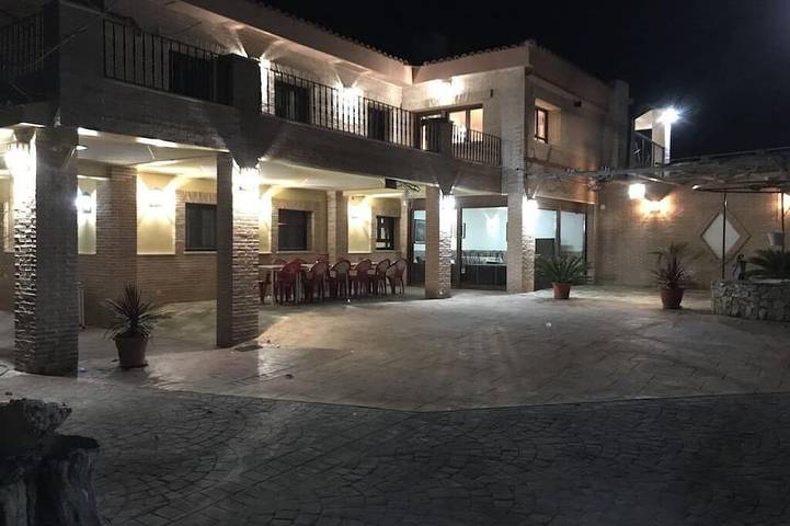 Holiday home for 30 people, with balcony and pool as well as garden, with pets - 1
