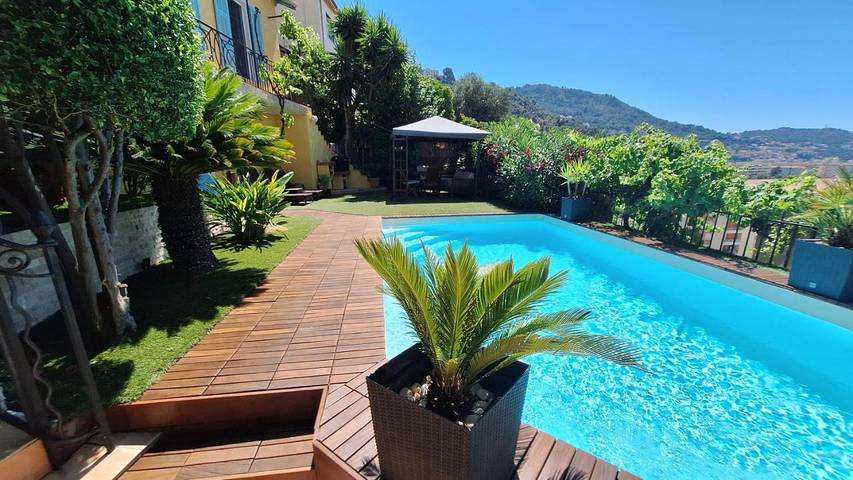 Casa rural para 6 personas, con piscina además de jardín y vistas en Niza