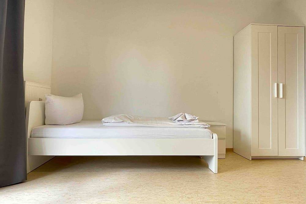 Ganze Wohnung, (Sta1115) gut geschnittene Monteurwohnung mit Balkon in Stamsried, Ostbayern