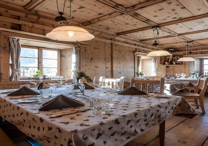Ganze Wohnung, Apartment 'Plazores Dai Sü' mit Bergblick, Gemeinschaftsterrasse und Wlan in San Vigilio di Marebbe, Enneberg
