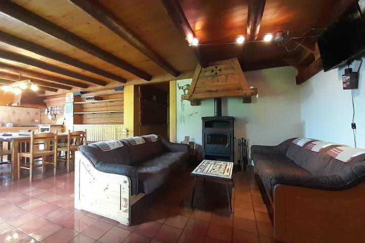 Gîte pour 12 personnes, avec terrasse et jardin, adapté aux familles dans Lac des Confins - 2