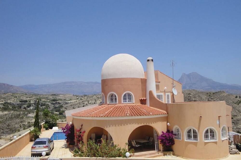 Magnificent property with great sea views near the beach  in Villajoyosa, Costa Blanca