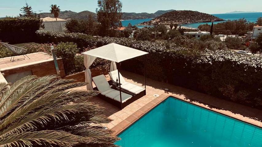 Ferienwohnung für 6 Personen, mit Terrasse und Garten sowie Pool und Ausblick in Anavyssos