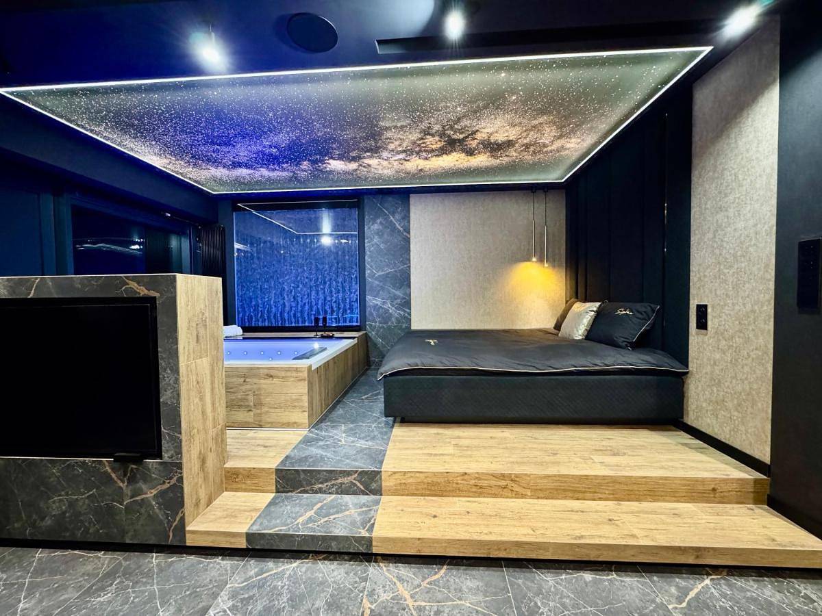 Deluxe One-Bedroom Apartment with City View in Katowice, Śląsk
