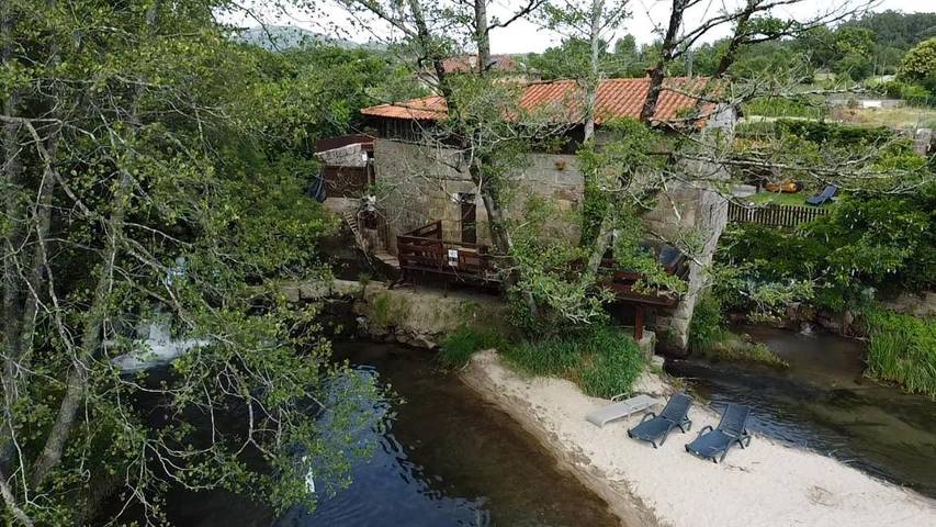 Location de vacances pour 8 personnes, avec Balcon et Terrasse ainsi que Jardin et Piscine dans Rendufe
