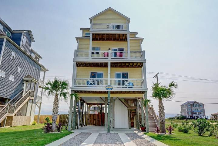 Vacation rental for 10 people, with balcony and yard as well as pool in Topsail Island