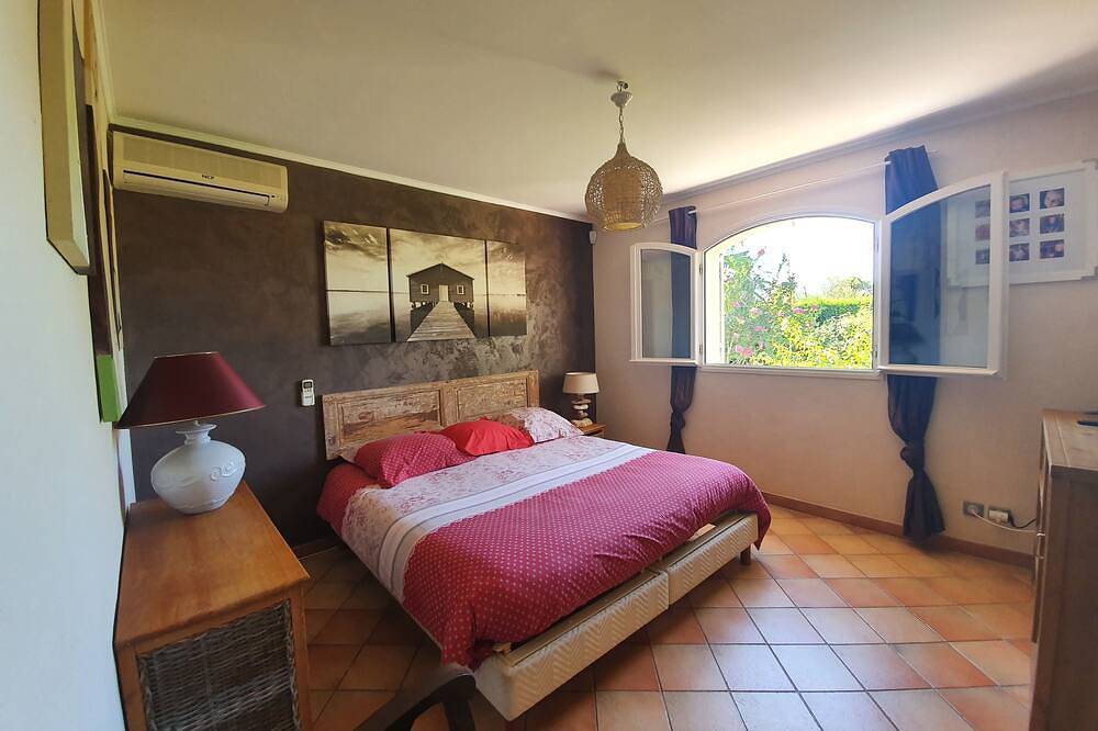Provençaalse boerderij met zwembad, poolhouse, vlakbij de zee, winkels, 2 tot 12 personen in Carqueiranne, Toulon regio