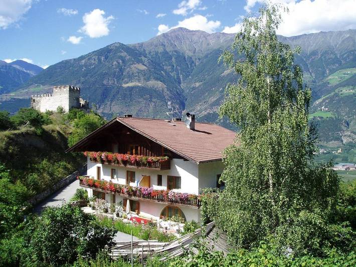 Ferienwohnung für 2 Personen, mit Balkon und Terrasse sowie Garten in Latsch