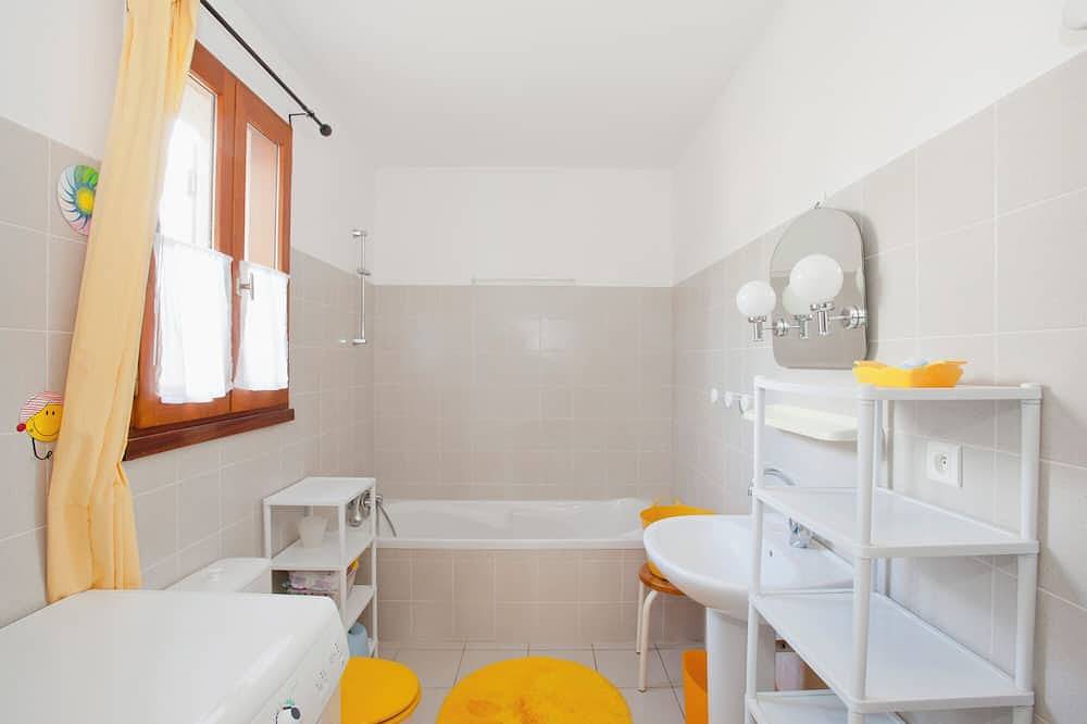 Bright country house with open kitchen in Saint-Jean-de-Laur, Quercy