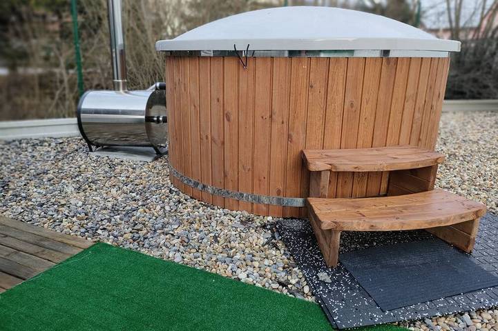 Ferienhaus für 13 Personen, mit Balkon und Whirlpool sowie Garten - 1