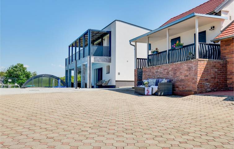 Charmante 2-Zimmer-Wohnung mit Pool, Terrasse und WLAN in Virovitica-Podravina