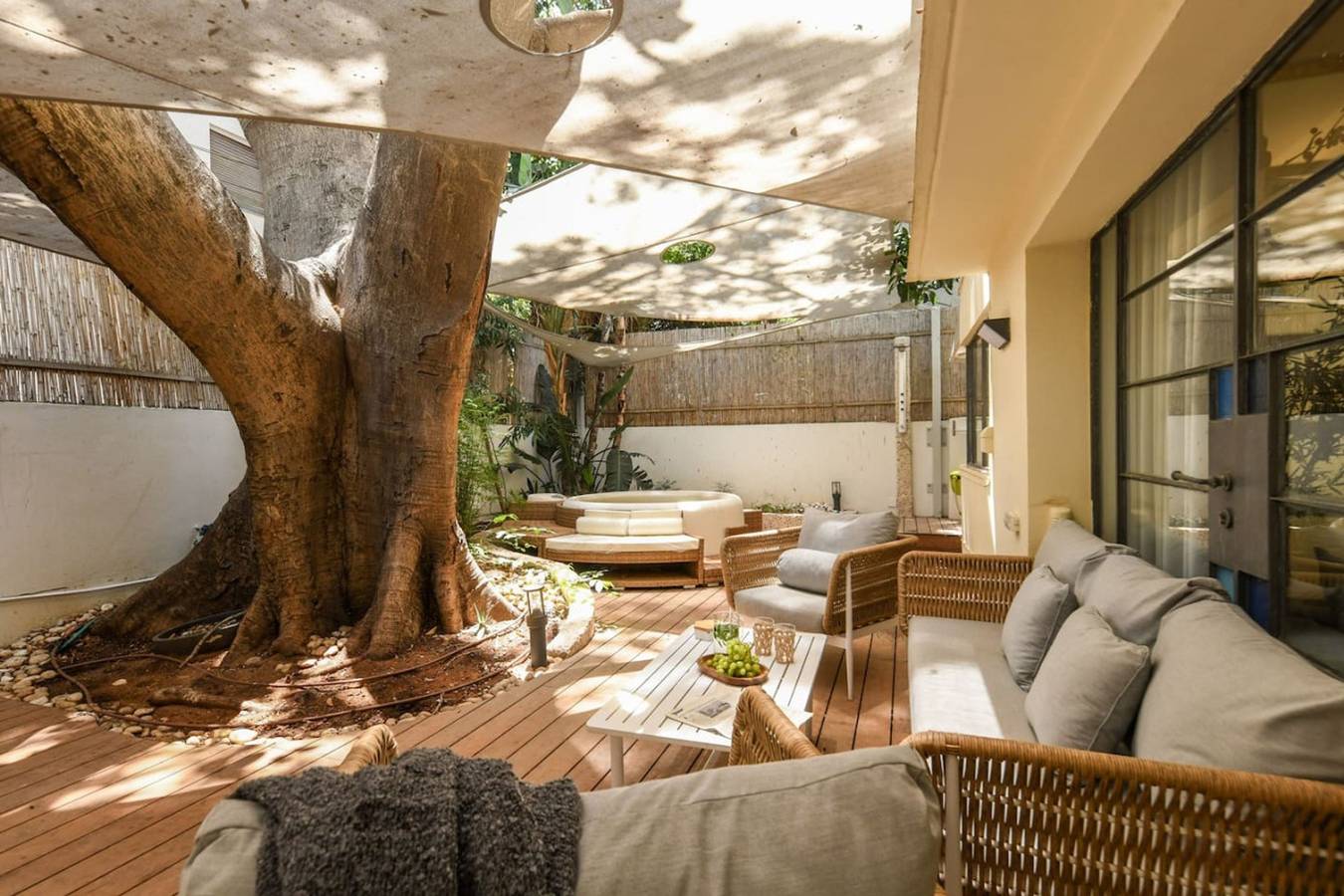 Ganze Wohnung, Charming 2Br Apt w/ Private Patio in Tel Aviv, Bezirk Tel Aviv