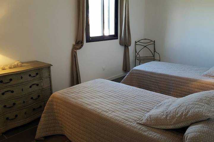 Location de vacances pour 6 personnes, avec jardin et piscine ainsi que terrasse et jacuzzi à Ghisonaccia - 3