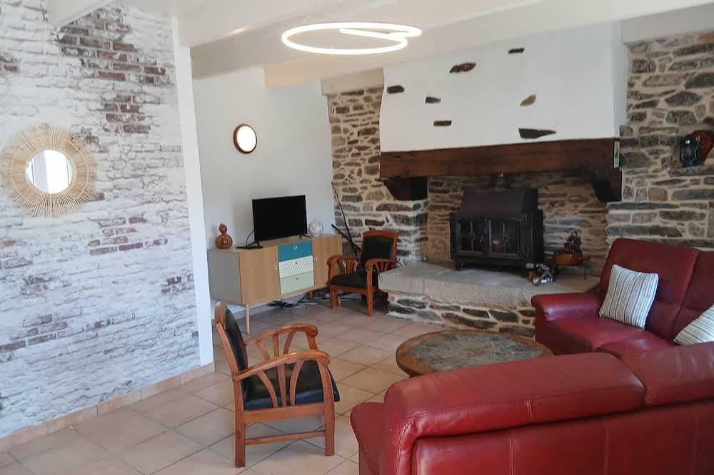 Maison en pierre à 600 mètres de la mer avec jardin et terrasse. in Plomodiern, Iroise