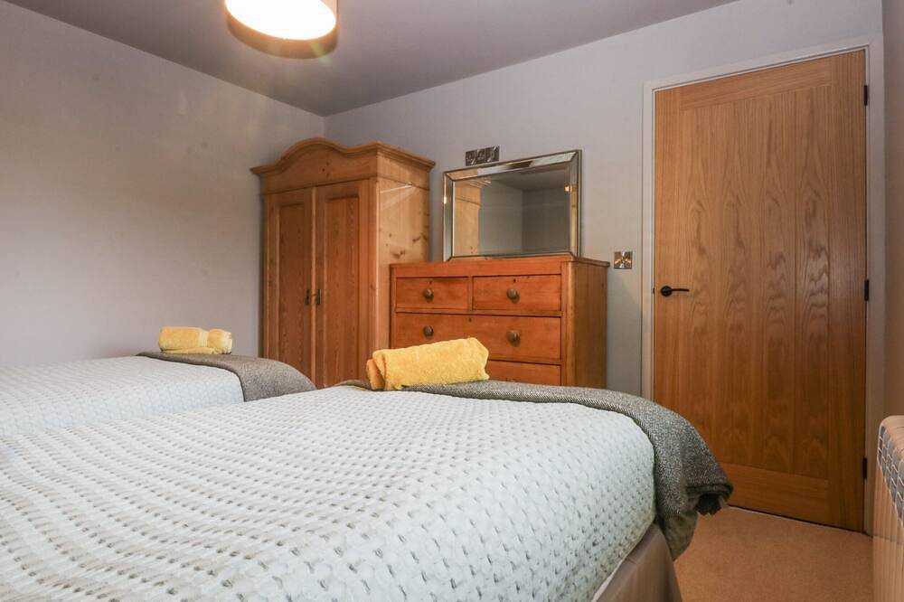 Cegin Foch, pet friendly, with hot tub in Chwilog in Afon Wen, Gwynedd